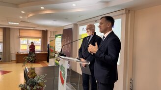 Obrazek przedstawia dwóch prelegentów konferencji