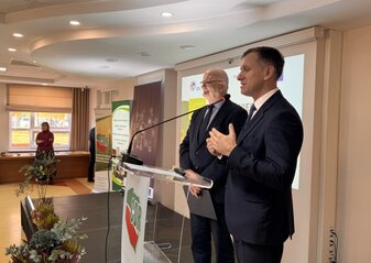 Obrazek przedstawia prelegentów konferencji