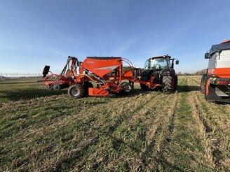 Obrazek przedstawia pokaz maszyn na polu