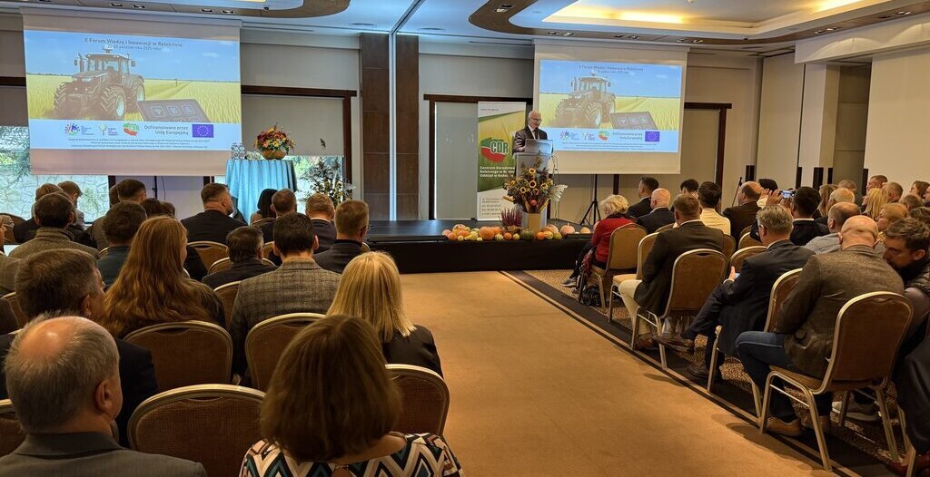 Obrazek przedstawia uczestników forum na sali.