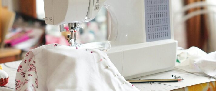 zdjecie przedstawia maszynę do szycia 