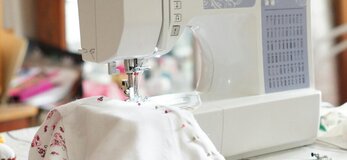 zdjecie przedstawia maszynę do szycia 