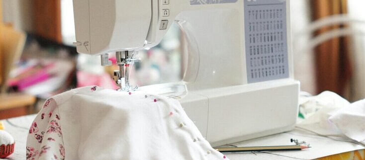 zdjecie przedstawia maszynę do szycia 