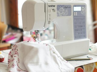 zdjecie przedstawia maszynę do szycia 