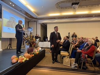 Obrazek przedstawia uczestników forum