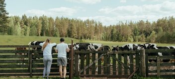 Zdjęcie przedstawia młodych ludzi