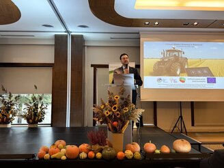 Obrazek przedstawia Wiceministra MRiRW otwierającego forum