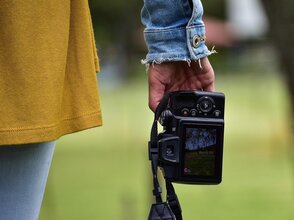 Obrazek przedstawia dłoń trzymającą aparat cyfrowy 