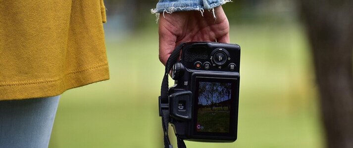 Obrazek przedstawia dłoń trzymającą aparat cyfrowy 