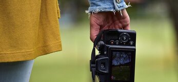 Obrazek przedstawia dłoń trzymającą aparat cyfrowy 