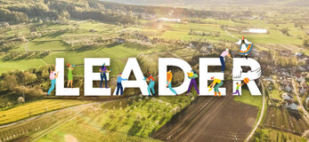 Zdjęcie przedstawia wies z lotu ptaka z napisem LEADER