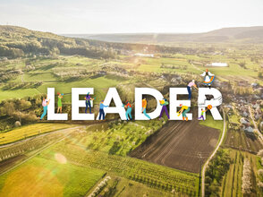 Zdjęcie przedstawia wies z lotu ptaka z napisem LEADER
