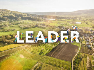 Zdjęcie przedstawia wies z lotu ptaka z napisem LEADER