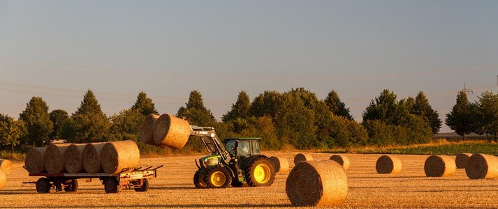 Obrazek przedstawia traktor na polu.