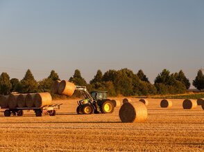 Obrazek przedstawia traktor na polu.