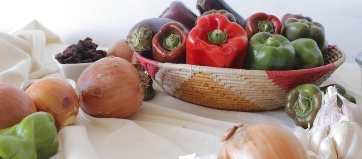 Obrazek przedstawa warzywa na stole