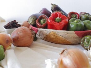 Zdjęcie przestawia warzywa na stole