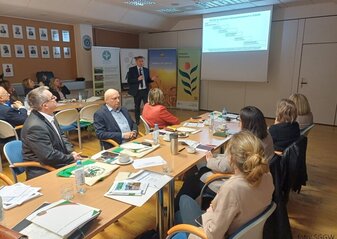 widok osób siedzących przy stole na seminarium