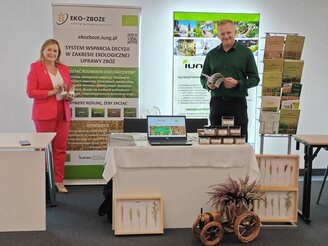 Obrazek przedstawia stoisko wystawiennicze podczas konferencji