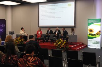 Obrazek przedstawia debatę podczas konferencji