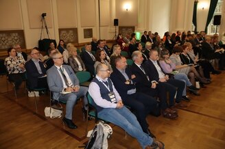 Zdjęcie przedstawia uczestników konferencji