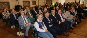 Zdjęcie przedstawia uczestników konferencji