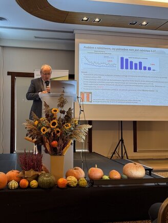 Obrazek przedstawia prelegenta forum