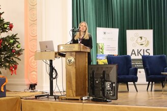 Zdjęcie przedstawia prelgentkę