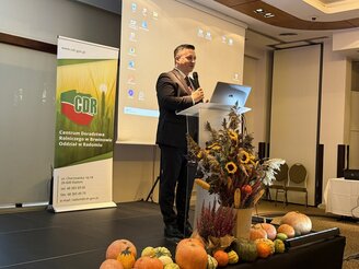 Obrazek przedstawia Dyrektora CDR w Brwinowie otwierającego forum.