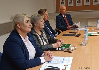 cztery soby siedzące przy stoliku