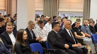 Obrazek przedstawia uczestników konferencji na sali