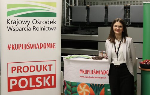 Zdjęcie przedstaiwa uczestniczkę konferencji 