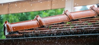 Deszcz ściekający po dachu