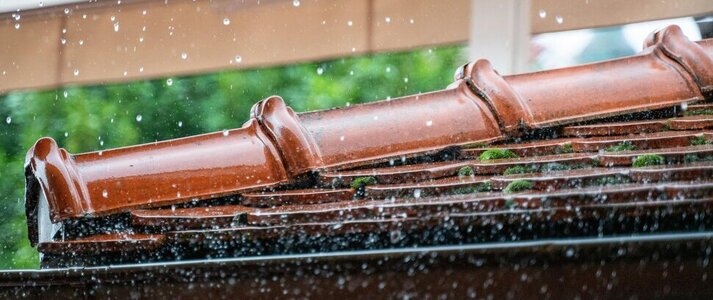 Deszcz ściekający po dachu