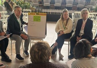 Obrazek przedstawia uczestników wydarzenia podczas warsztatów.