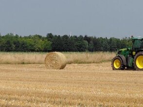 Traktor na polu.