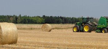 Traktor na polu.