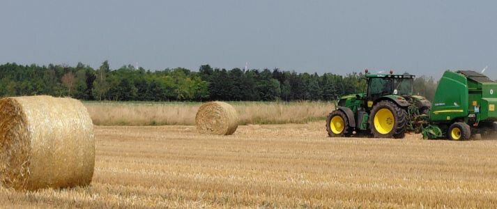 Traktor na polu.