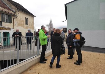 Obrazek przedstawia uczestników podczas spaceru w Trofaich