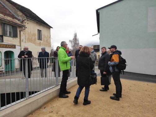 Obrazek przedstawia uczestników podczas spaceru w Trofaich