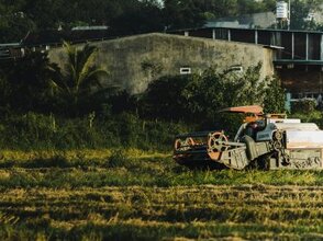Obraz przedstawia traktor na rolnictwie.