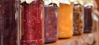 Obrazek przedstawia przetwory na półce