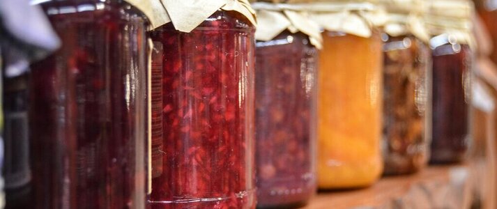 Obrazek przedstawia przetwory na półce