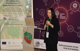 Zdjęcie przedstawia prelegentkę kofenrencji