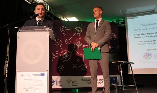 Zdjęcie przedstawia Dyrekotra CDR w Brwinowie oraz prelegenta