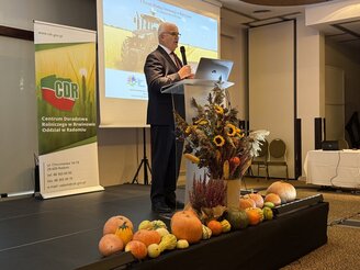 Obrazek przedstawia Dyrektora CDR Radom otwierającego forum