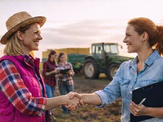 Kobiety podające sobie dłoń