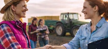 Kobiety podające sobie dłoń