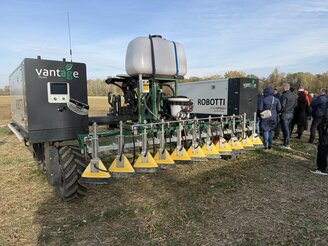 Obrazek przedstawia pokaz maszyn na polu