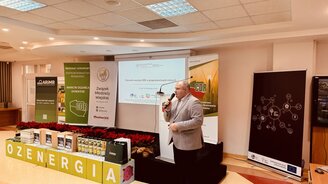 Zdjęcie przedstawia prelegenta